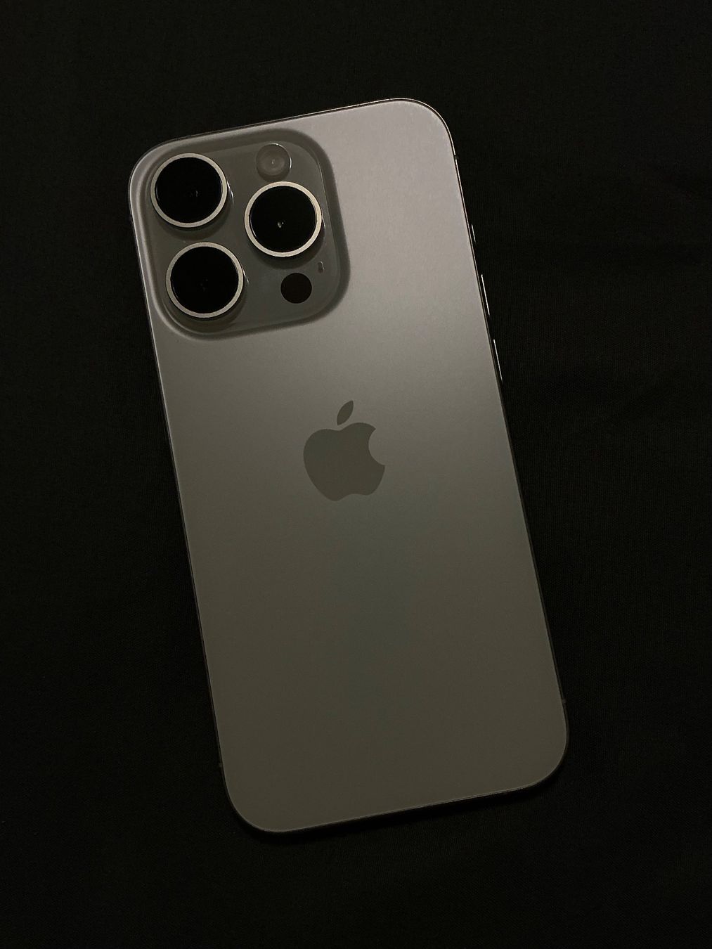 Apple Telefoni cellulari / Smartphones: iPhone 15 Pro 256 Go Titane Blanc – Usato da Ecublens VD venduto da vla_57lf