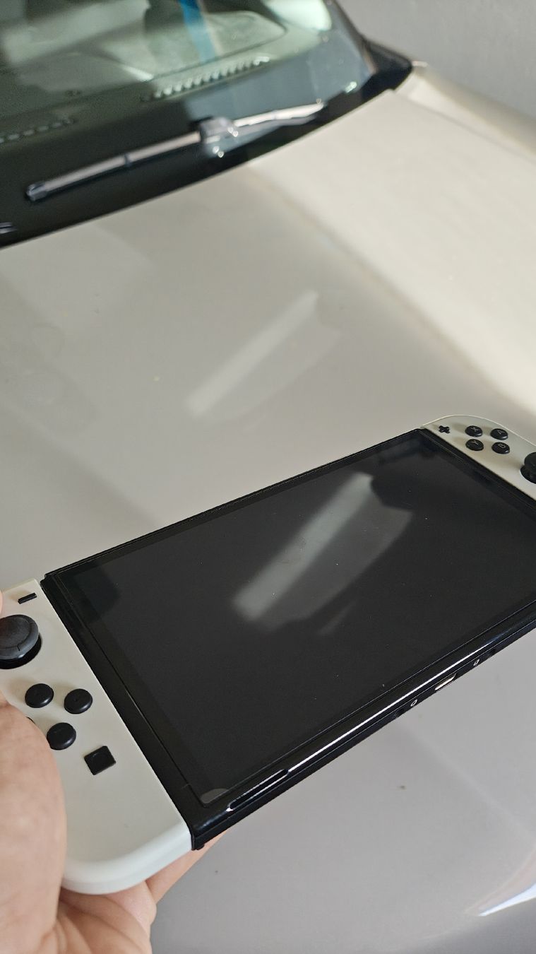 Nintendo Console: Nintendo Switch OLED (Weiss) mit Etui AB 1 CHF – Usato da Montagnola venduto da mattbert86 3