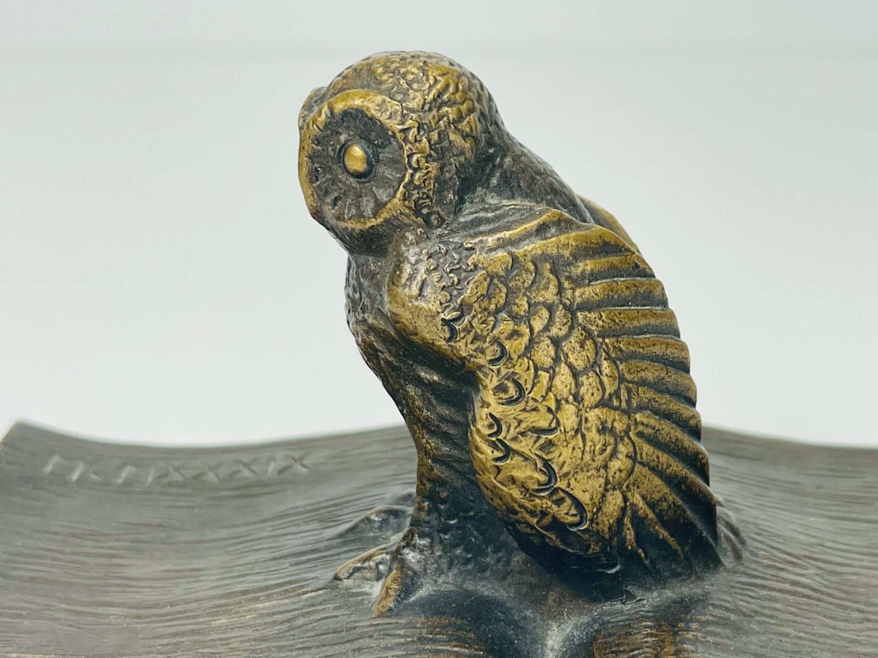 Statuette: Antike Bronze-Figur: Eule auf Buch (J.F. Büchs, um 1900) – Usato da Zürich venduto da Arche_Brockenhaus 2