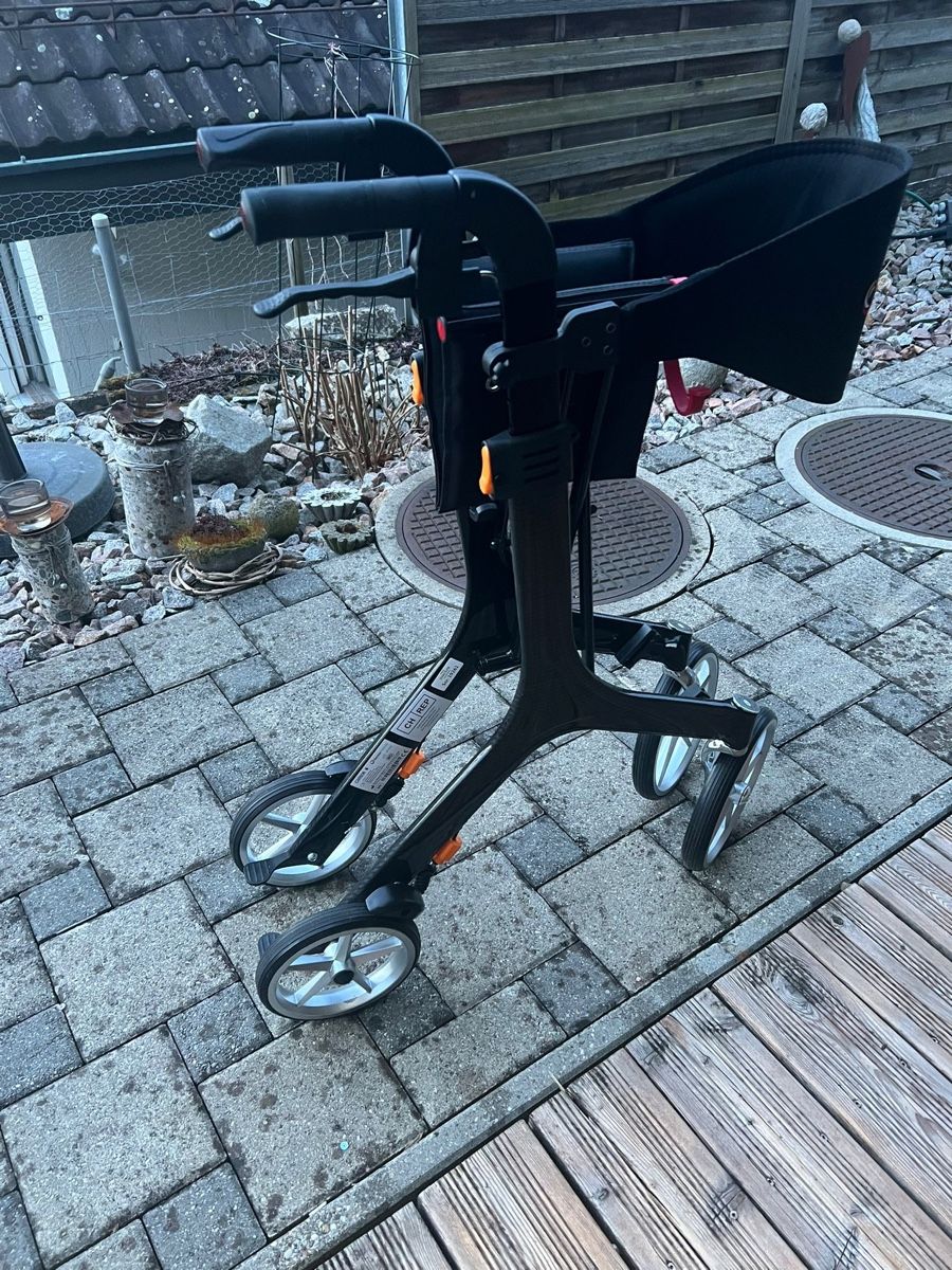 Gehhilfen: Rollator Carbon – Neu (gemäss Beschreibung) aus Augst BL von Desimi 2