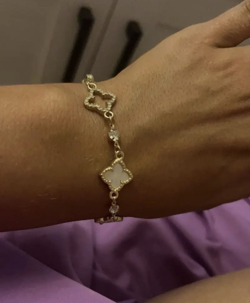Armbänder & -reifen: Bracelet doré avec motifs trèfle et zircons – Neu und originalverpackt aus Corcelles NE von nad_7ytv