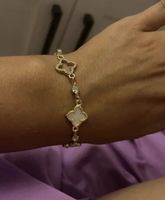 Bracelet doré avec motifs trèfle et zircons
