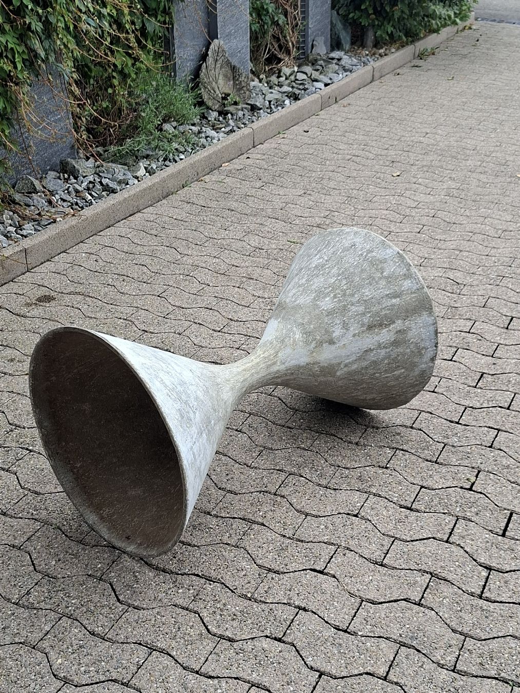 Eternit Vasi per fiori: Willy Guhl Eternitt Blumenspindel  – Usato da Ganterschwil venduto da HeidiuPeter 8