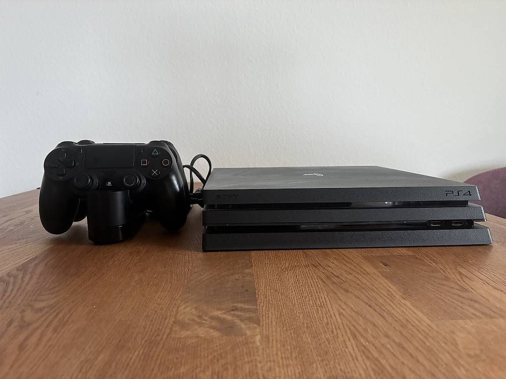Console: PS4 Pro 1TB + 2 Controller + Ladestation + 12 Spiele  – Usato da Dübendorf venduto da las_qgf8 1