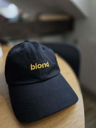 blond Baseball Cap – Schwarz / Gelbe Stickerei – Unisex