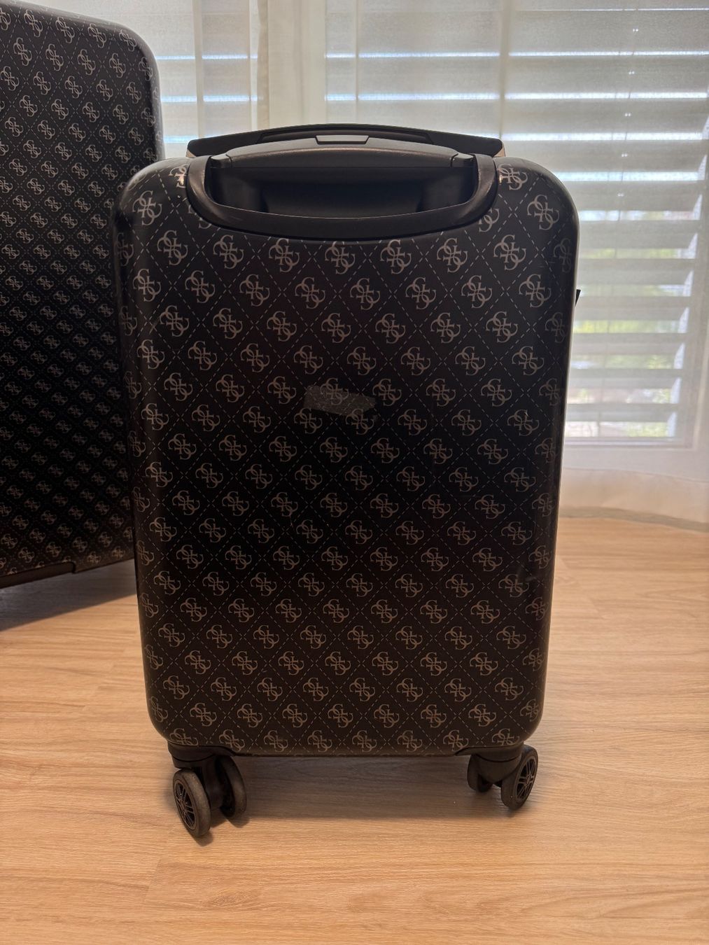Valises de voyage: Guess Handgepäckkoffer schwarz – D'occasion à Maisprach par jokoundklaas 2