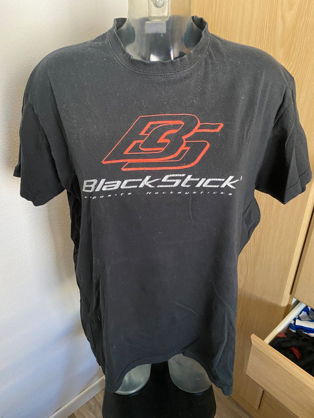 T-shirt: BlackStick T-Shirt schwarz Grösse L – Usato da Allenwinden venduto da Obalu 1