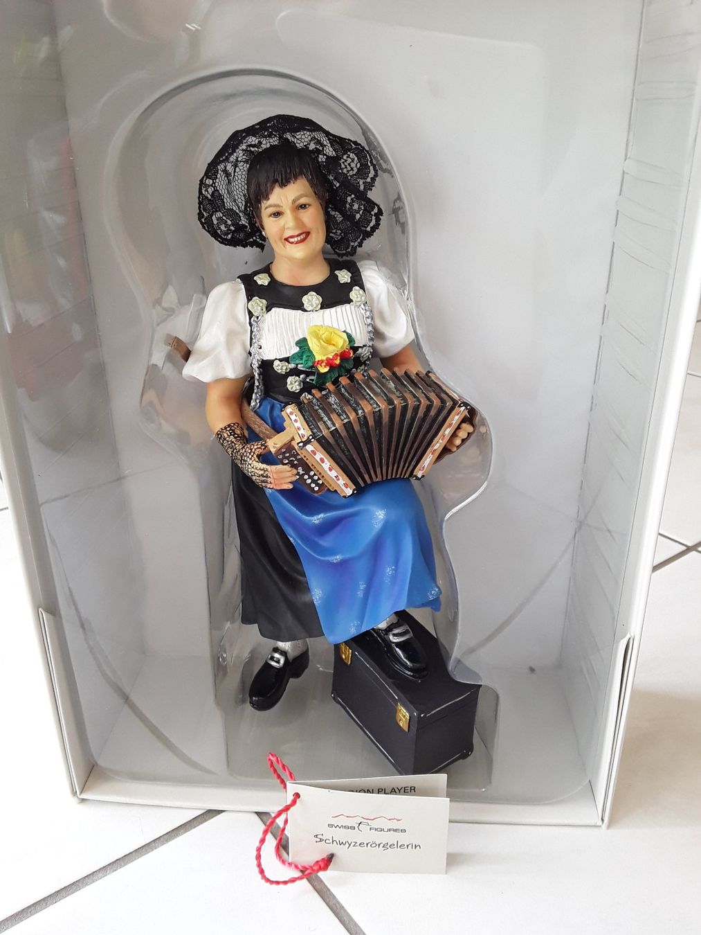 Statuette: SWISS FIGURES  SCHWYZERÖRGELERIN – Nuovo e nell'imballaggio originale da Heimberg venduto da Samprof 1