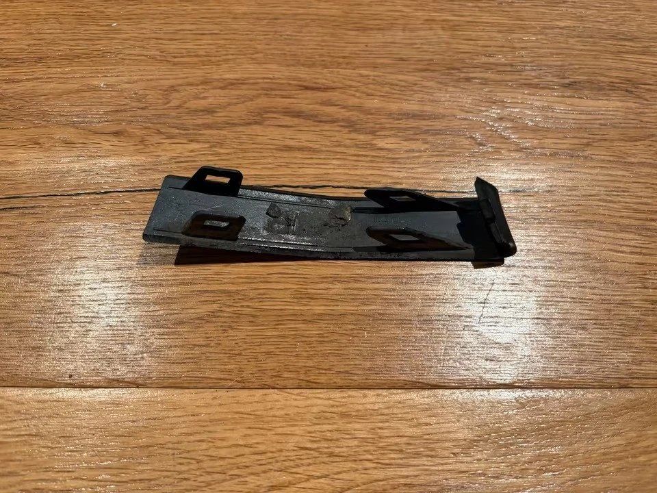 Tutti pezzi di ricambio auto: Velar Stossfänger-Abdeckung rechts J8A2-15B216-DB-FA – Usato da Grenchen venduto da sigi-f. 1