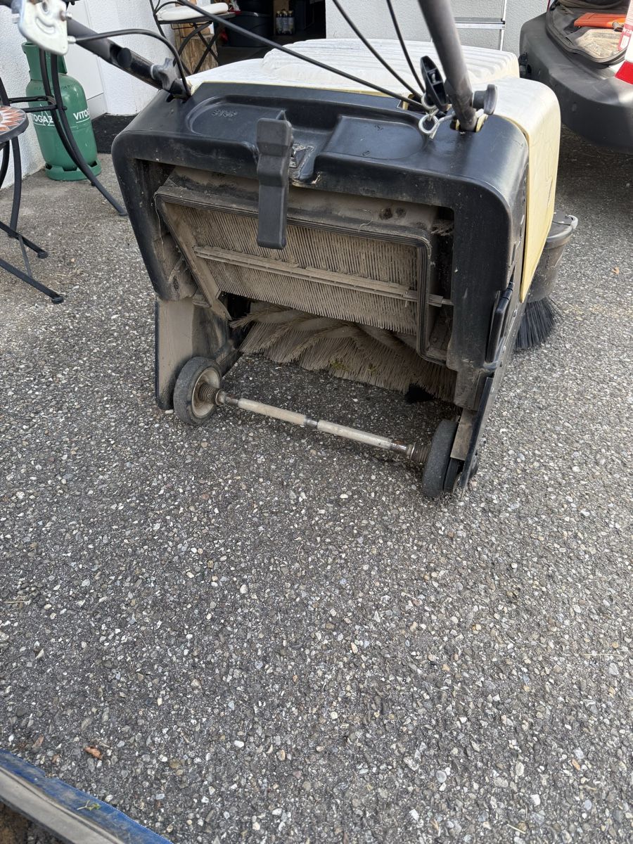 Kärcher Tutte le macchine: Kehrmaschine Kärcher KSM 750 – Usato da Mosen venduto da Dude01 3