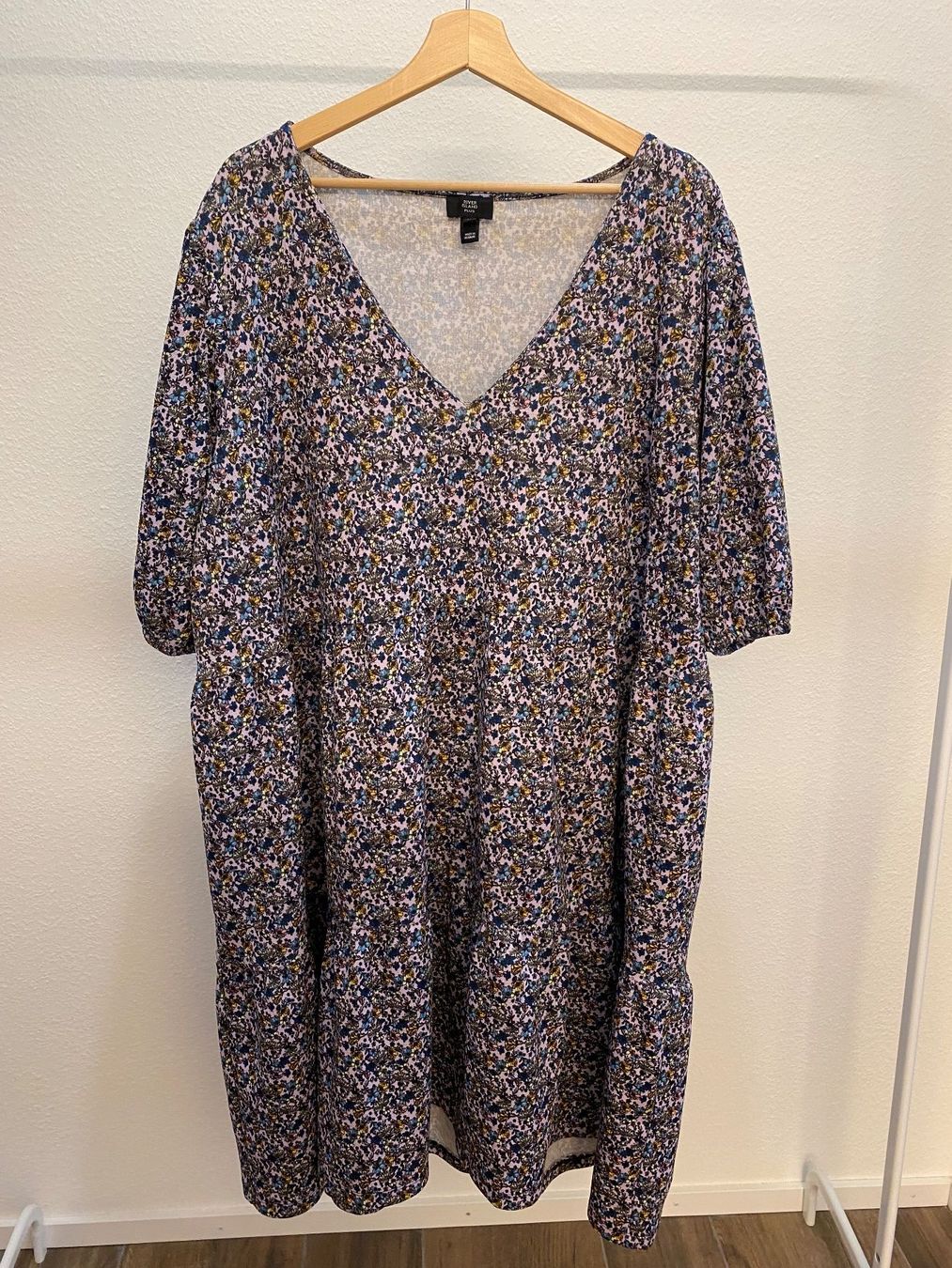 Vestiti: River Island Plus Blumenkleid Gr. 52 – Usato da Pratteln venduto da a23_j2gs