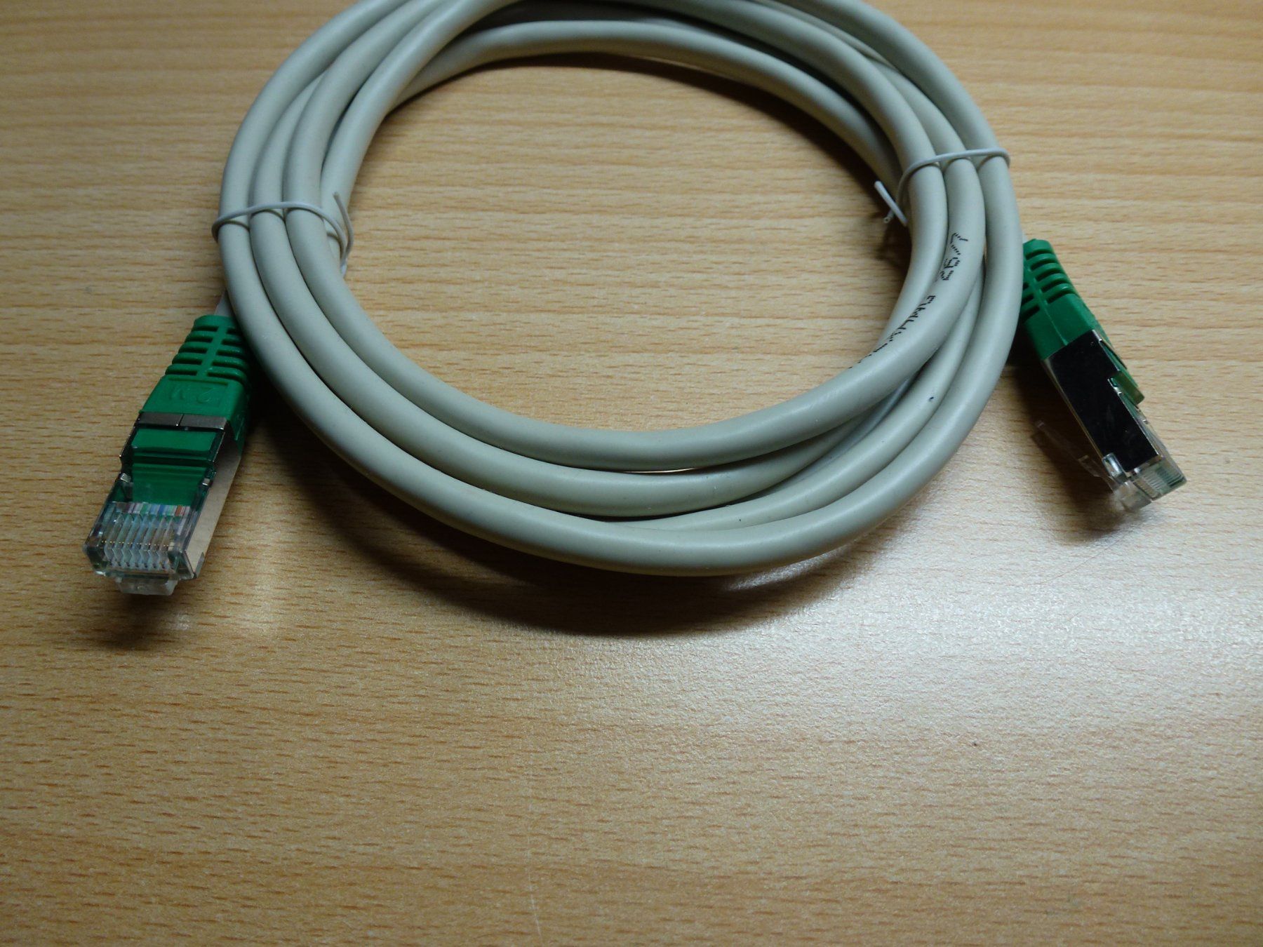 Câbles: Patchkabel Cat 5e grau 2m – Neuf avec emballage d'origine à Hombrechtikon par HGK50 5