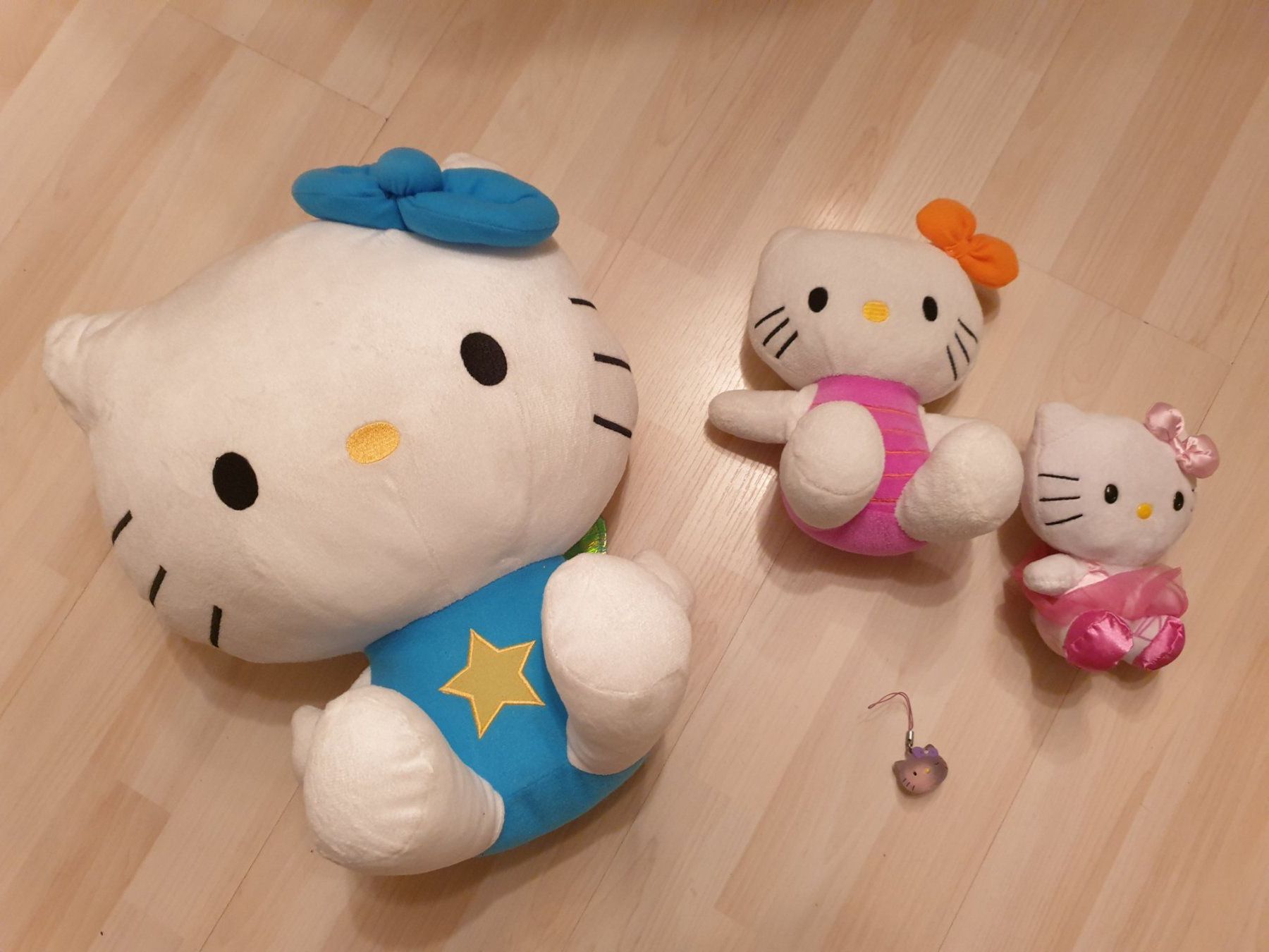 Spielzeuge: Hello Kitty, 3 Stück plus kleiner Anhänger – Gebraucht aus Schönengrund von lia_t65g