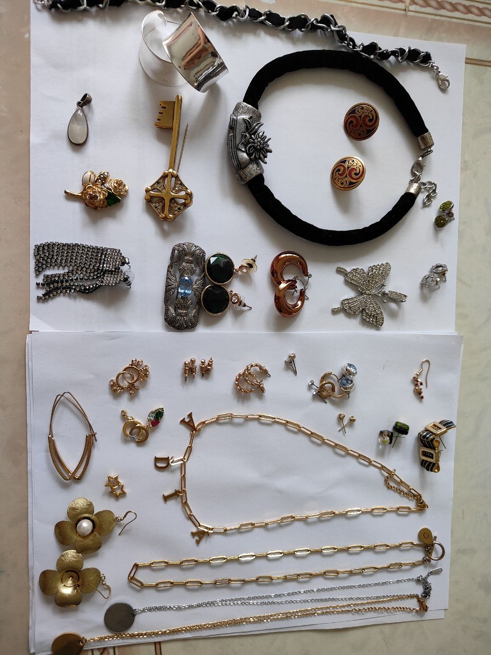 Lot de bijoux fantaisie , modernes, anciens et/ou vintage Plaqué Or