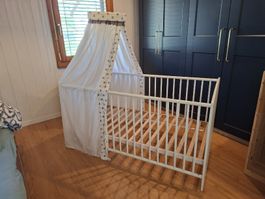 Kinder/Babybett mit Himmel in gutem Zustand