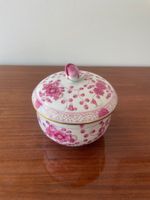 Meissen Deckeldose – Indische Malerei Purpur, mit Rosengriff