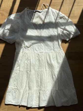 ZARA Kleid weiss bestickt Grösse S neuwertig