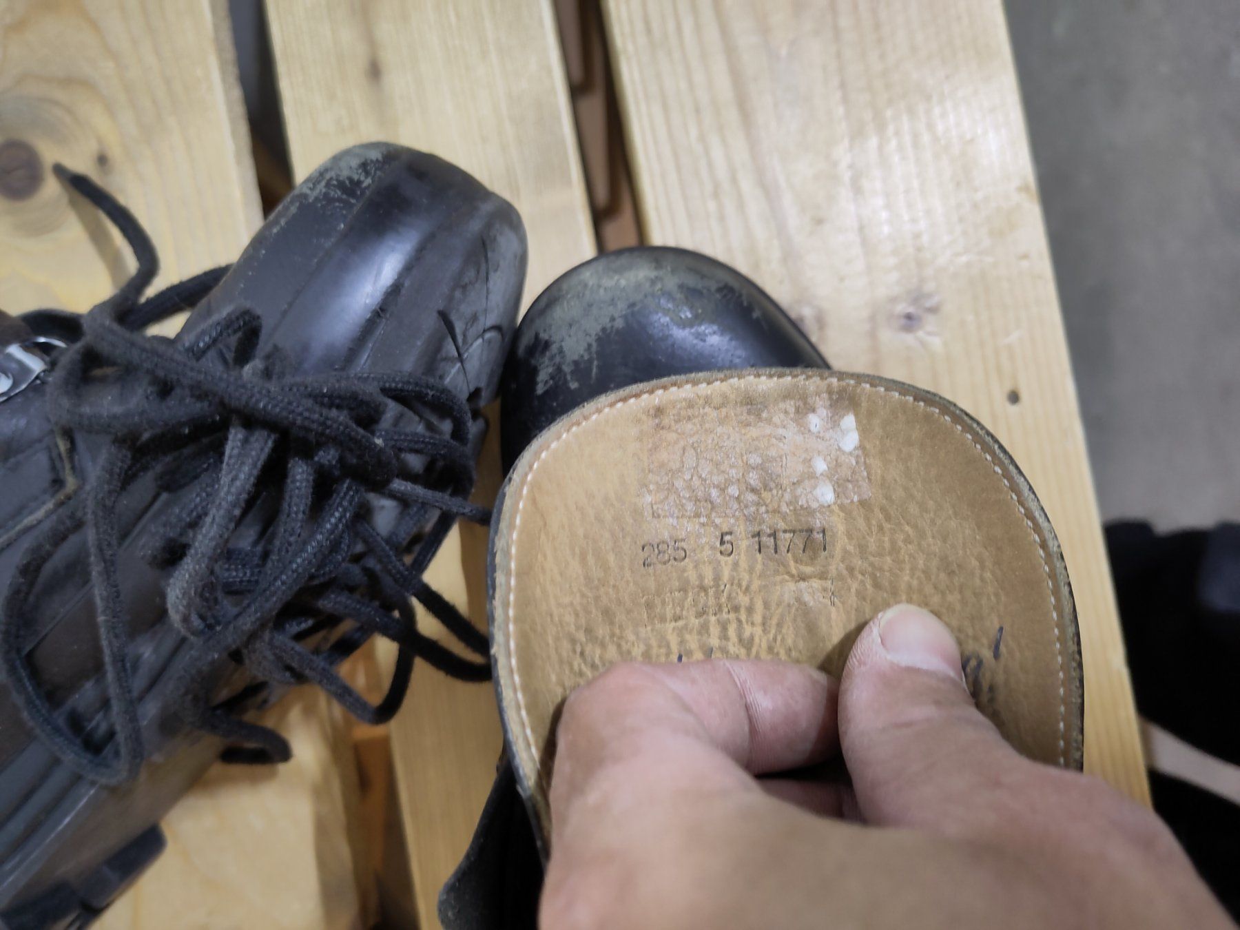 Schweizer Armee Scarpe da uomo: Schweizer Armeestiefel, Militärstiefel, "Wanderschuhe" Gr.43 – Usato da Lenzburg venduto da Zilti87 3