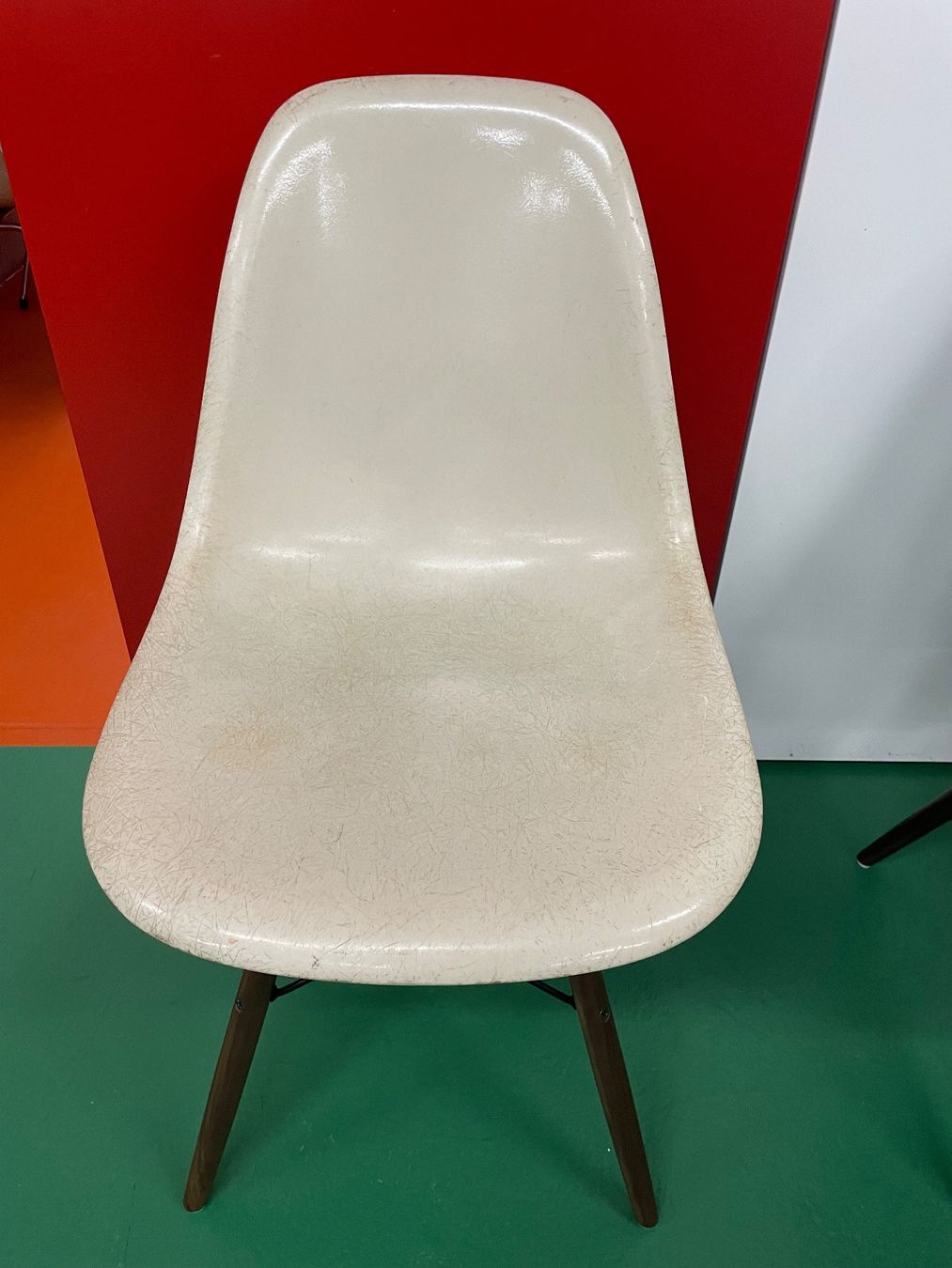 Eames Sedie: 2 Eames Side Chairs in parchment von 1957 – Usato da ipsach venduto da Latigo 6