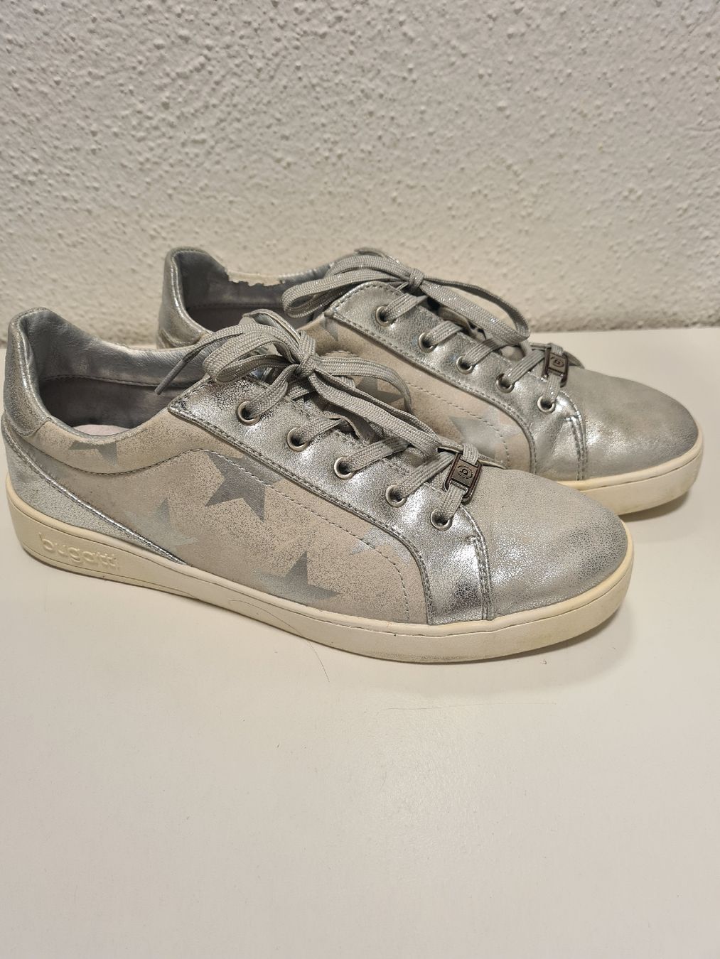 Bugatti Scarpe da donna: Bugatti Sneaker, Silber mit Sternen, Grösse 40 – Usato da Winterthur venduto da Jana1701