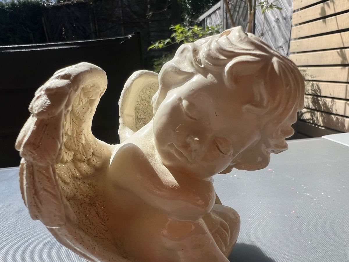 Figuren: Sitzender Engel – Gebraucht aus Egg b. Zürich von Brocki_Insel_Egg 1