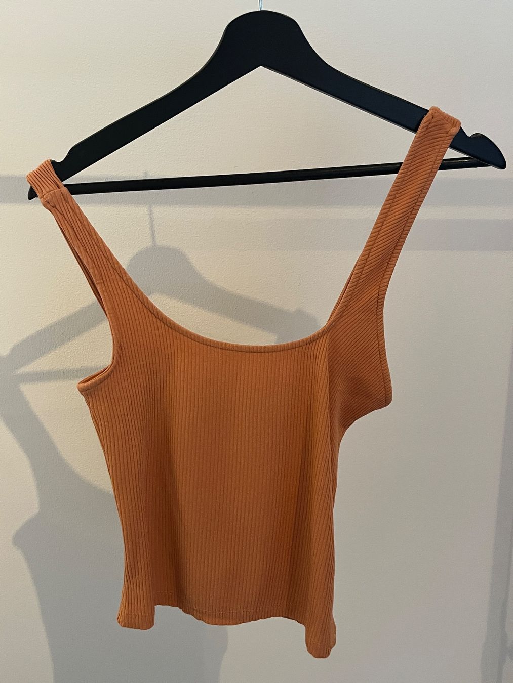 Na-kd Top: Top orange bretelle sur une épaule – Usato da Savagnier venduto da taianab