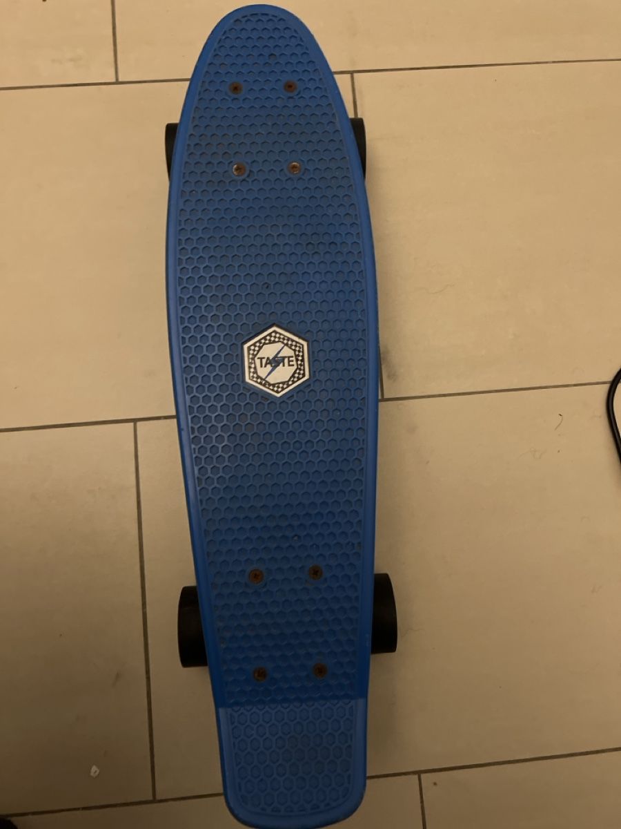 Skateboards: Blaues Skateboard gebraucht – Usato da Schliern b. Köniz venduto da vac_l86y