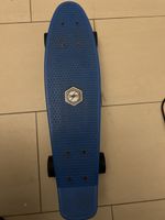 Blaues Skateboard gebraucht