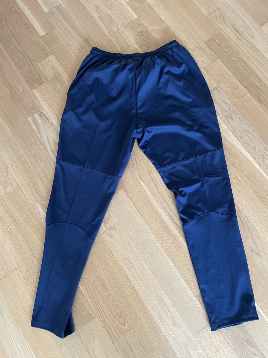 Nike Pantaloni: Nike Trainingshose Grösse M, Dunkelblau – Usato da Lenzburg venduto da srunoraa_97 2