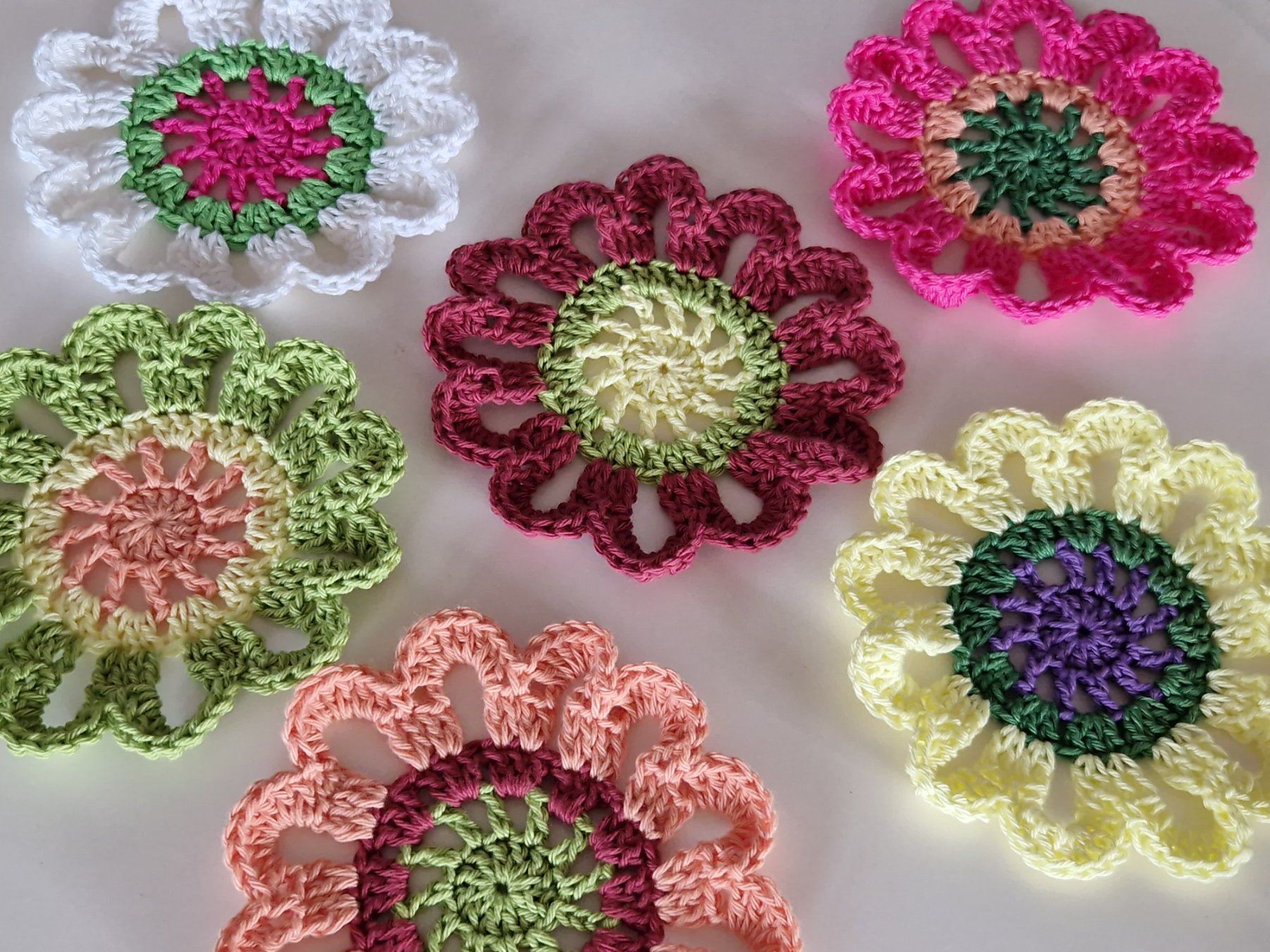 Sottobicchieri: 6 Gehäkelte bunte Blumen Untersetzer, Coaster, Handmade – Nuovo (secondo la descrizione) da Neuhausen am Rheinfall venduto da Alchimista 1