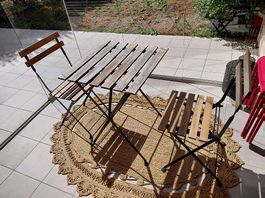 Tischset: 2 Stühle, Tischchen, Teppich, Deko