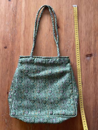 Stoff-Handtasche grün glänzend mit Blumenmuster