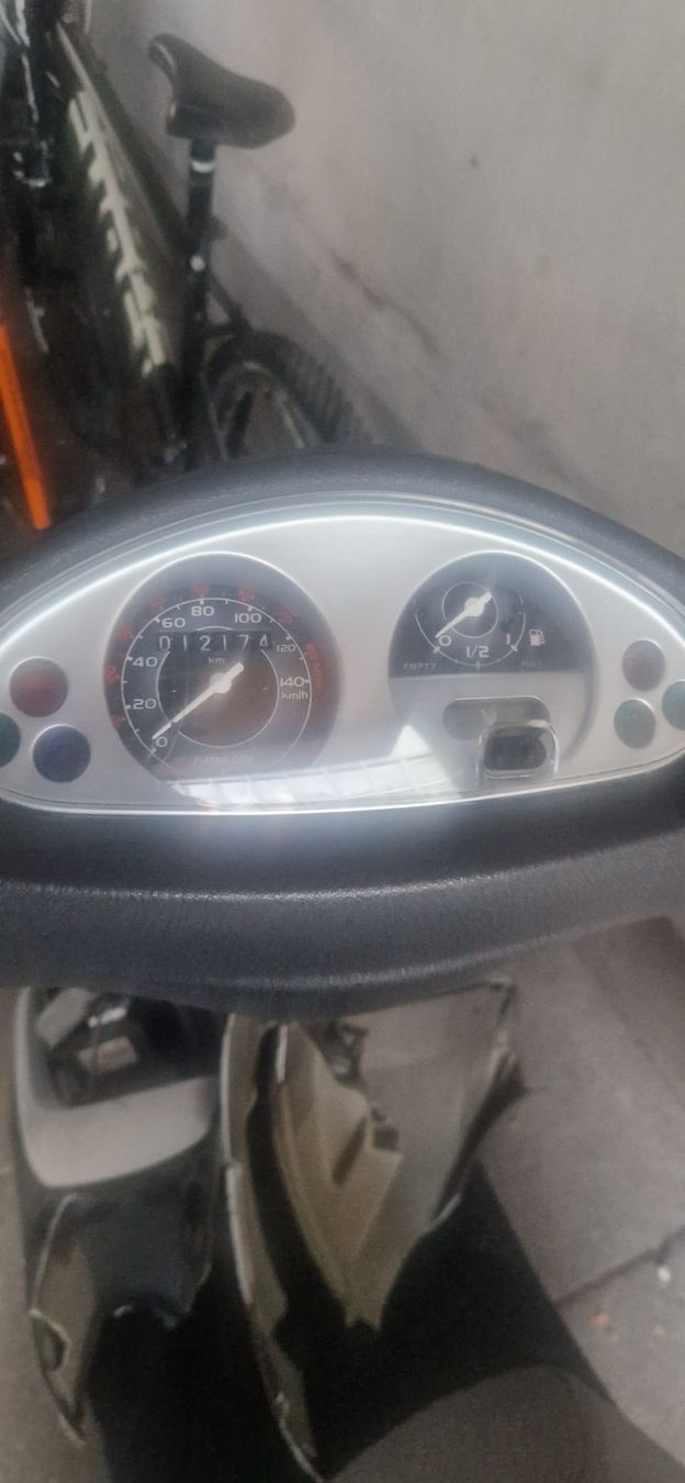 Piaggio Scooter: Piaggio Fly 125, Roller defekt inkl. Topcase ab 1.- – Difettoso da Biel/Bienne venduto da YVNES 2