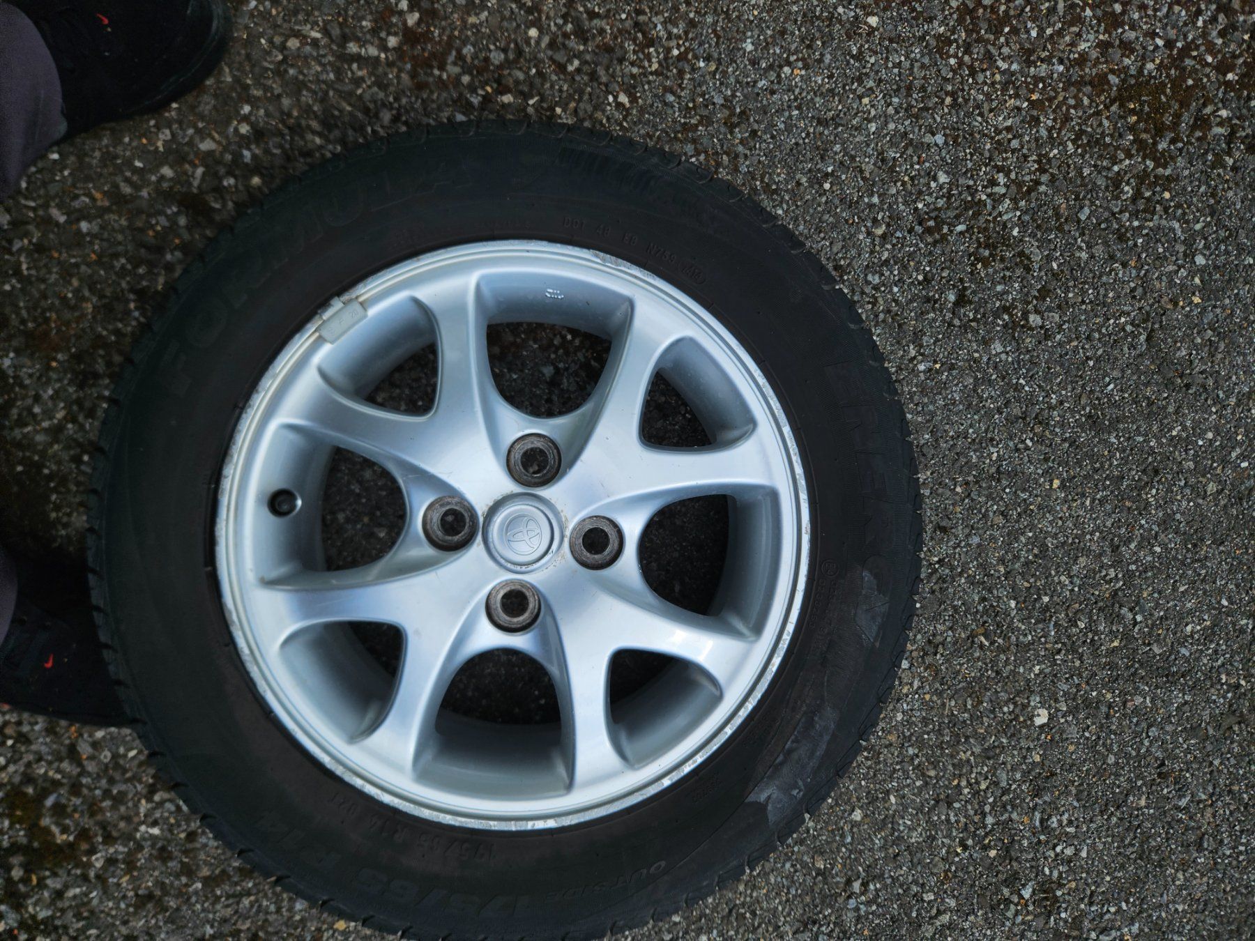 Toyota Pneumatici & Ruote complete: Roue pour Toyota Yaris de 2004 – Usato da Villeneuve VD venduto da Halil_ 1