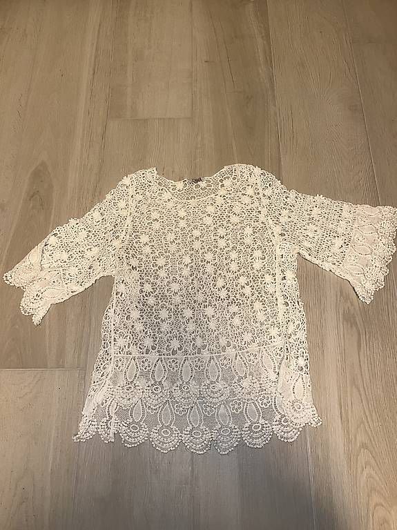 Top: Blouse en dentelle blanche 100 % coton Carnaby – Usato da Coppet venduto da diablogogo