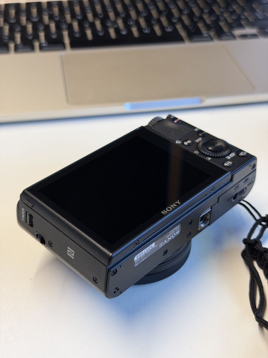 Sony Fotocamera: Sony RX100 III + 2 Batteries + Grip + Bag – Usato da Zürich venduto da idbronskiy 1