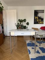 Tisch mit Schublade