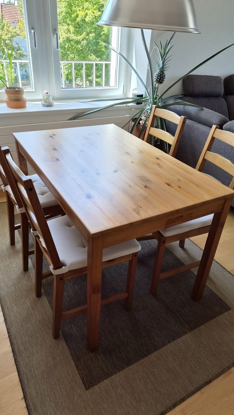 Ikea Tavoli: Holz-Esstisch mit 4 Stühlen  – Usato da Winterthur venduto da vss_h665