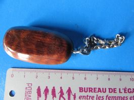 Porte-clés ancien en bois précieux avec chaîne métal