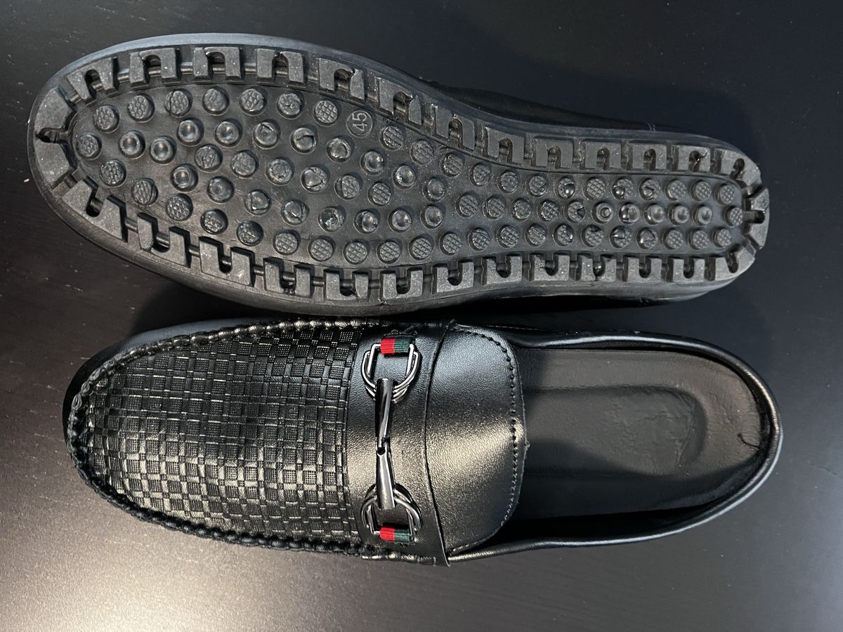 Scarpe da uomo: Schwarze Herren Slipper Gr. 41 muster wie Cucci – Nuovo (secondo la descrizione) da Windisch venduto da Kamalun 1