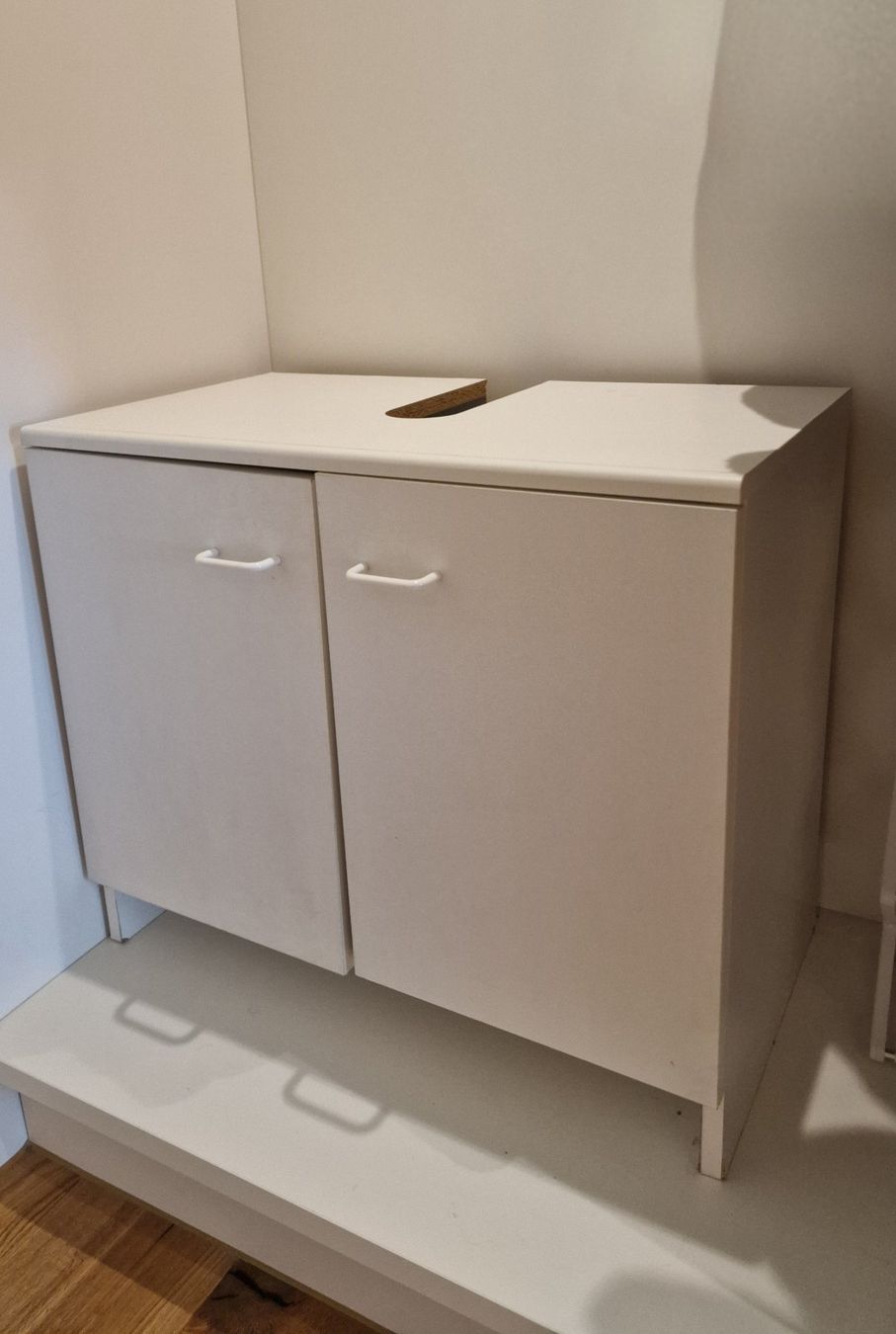 Armadi: White base cabinet with 2 doors and 2 shelves – Usato da Embrach venduto da dkanike
