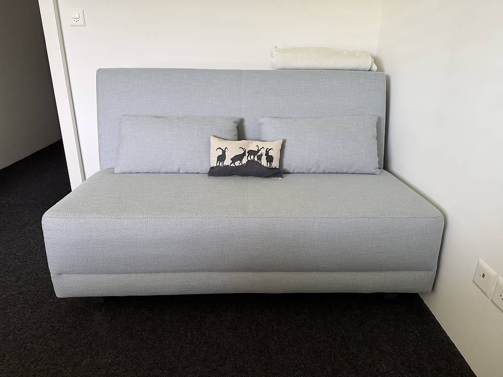 Sofas: Schlafsofa hellblau mit Stauraum, 145x200 – Gebraucht aus Männedorf von Jberglas 1