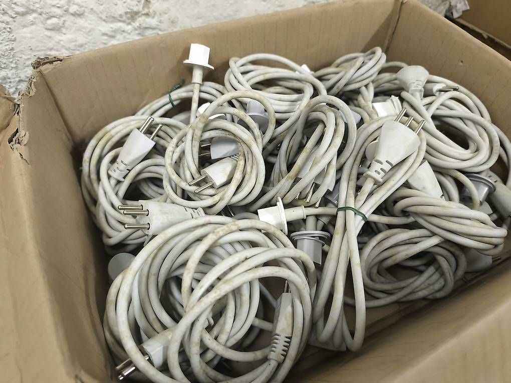 Apple Câbles: Apple Stromkabel mit Schweizer Stecker (1,8 m) – D'occasion à Binningen par saviola01 2