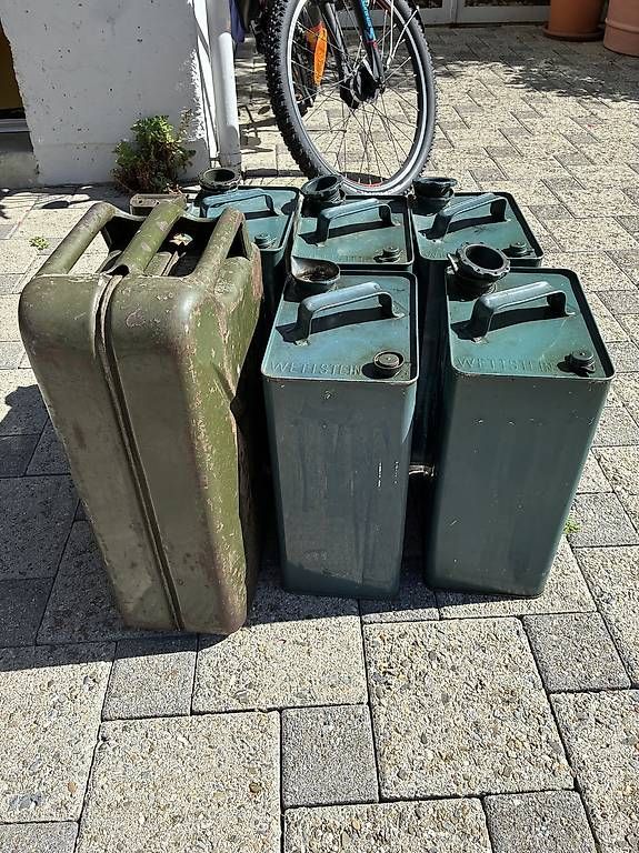 Taniche per benzina: Benzin Kanister  – Usato da Finstersee venduto da HowBizarre 1