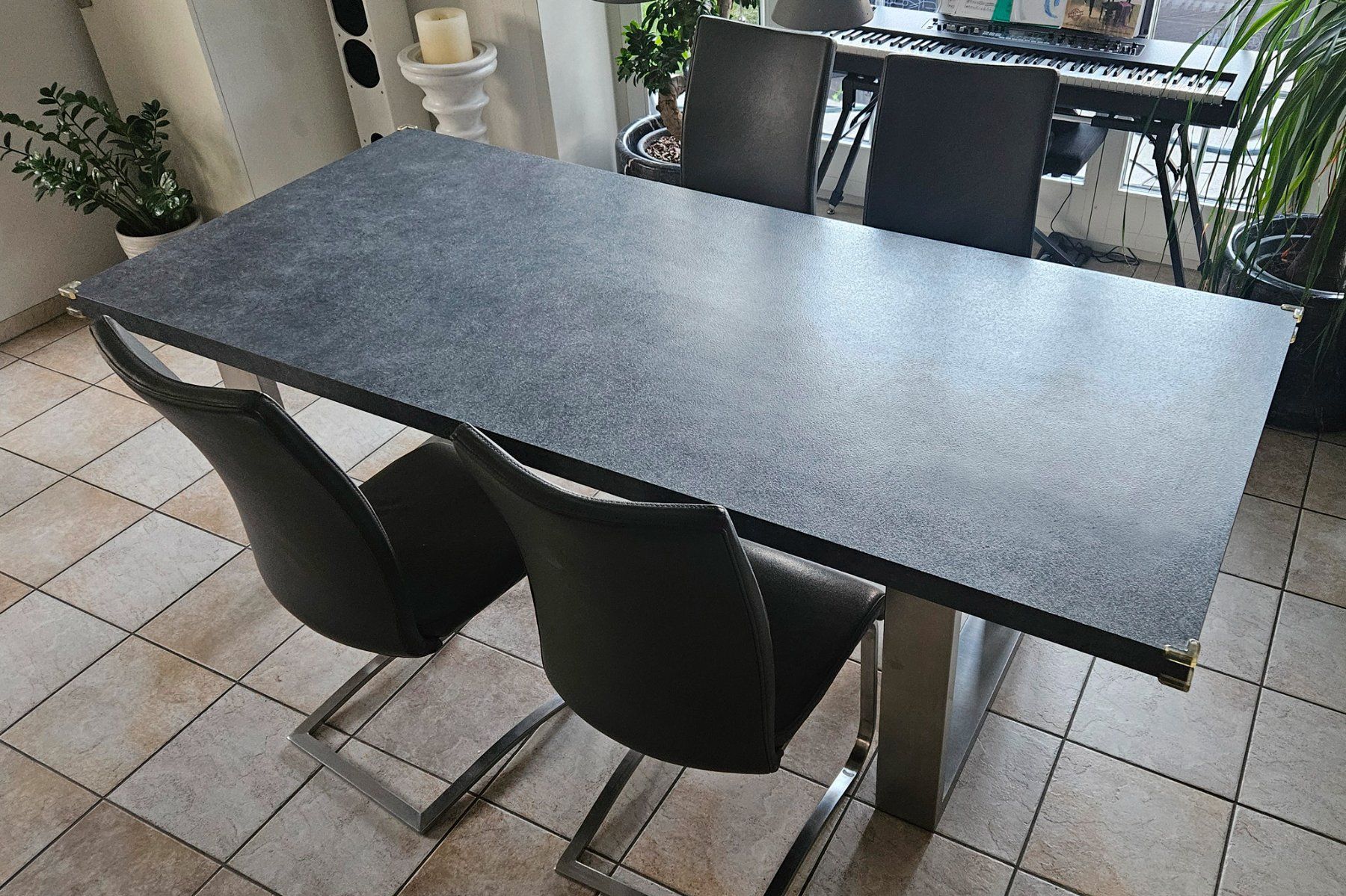 Tischset: Esstisch 220x100x78 mit 4 Leder-Stühlen grau – Gebraucht aus Pfeffingen von swissmusicmachine
