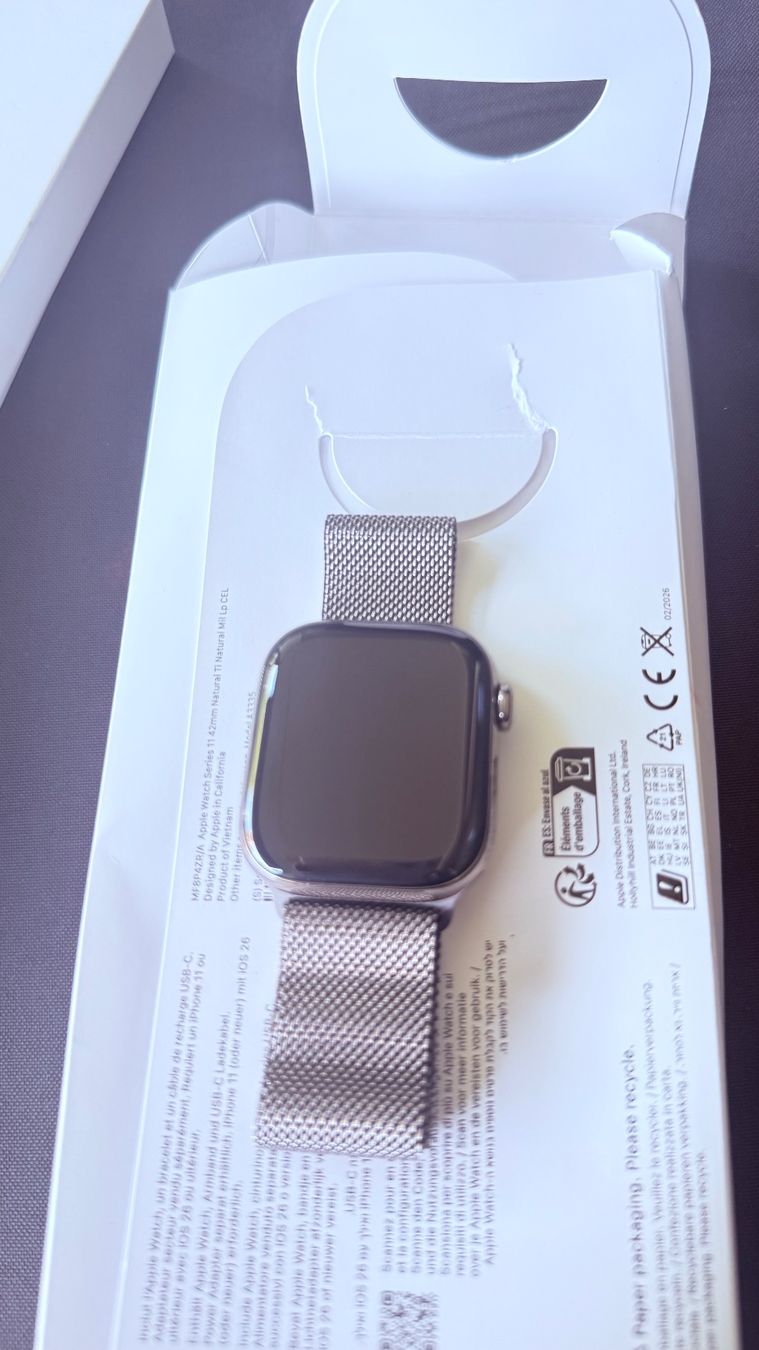 Apple Smartwatch: Apple Watch Serie 11 42 mm Titan – Usato da Grenchen venduto da Raluca29