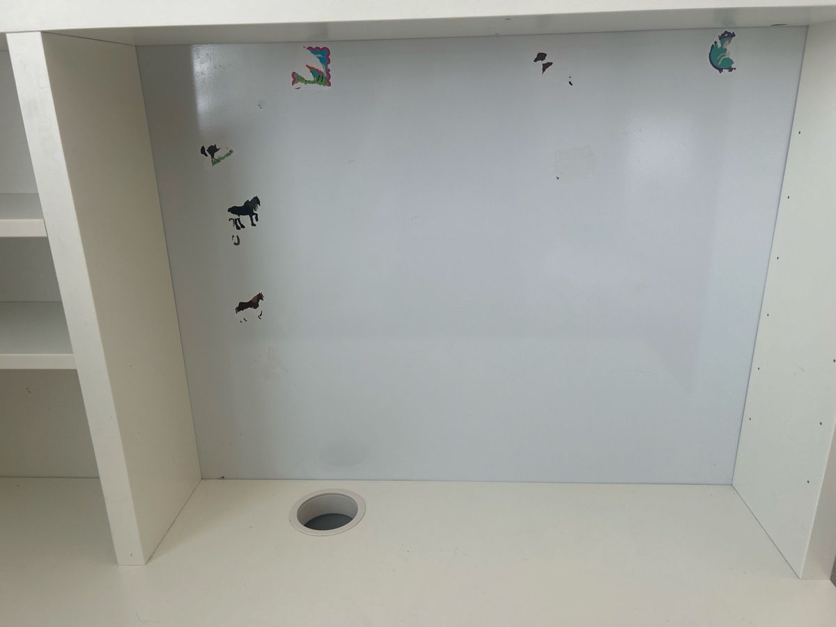 Schreibtische: weisses kinderpult mit einer magnet Wand – Gebraucht aus Uetliburg SG von busle081 2