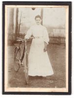 Fotografie junge Frau mit ihrem Fahrrad