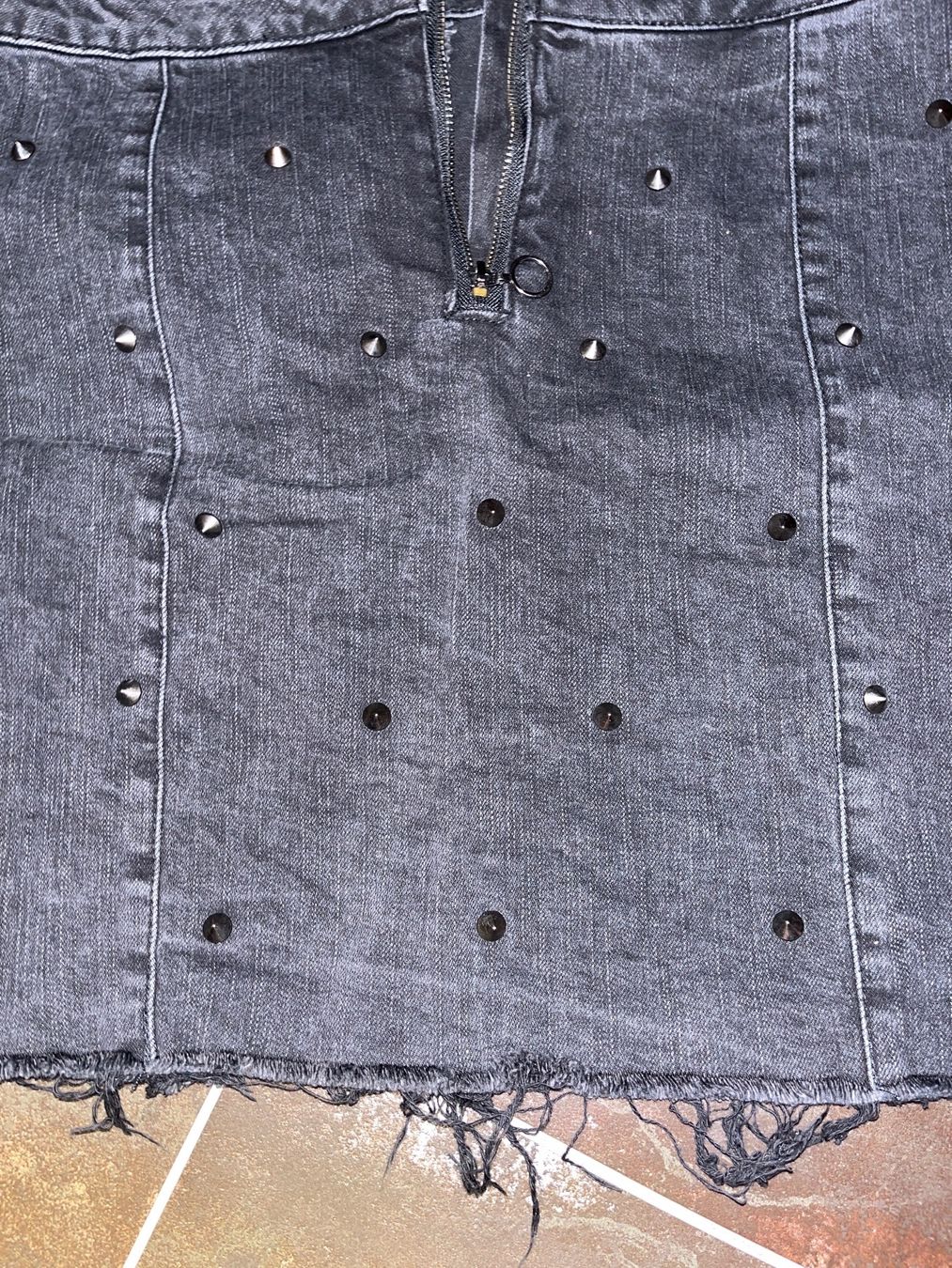 Gonne: Jeans-Rock mit Nieten – Usato da Hombrechtikon venduto da Kaatja 3
