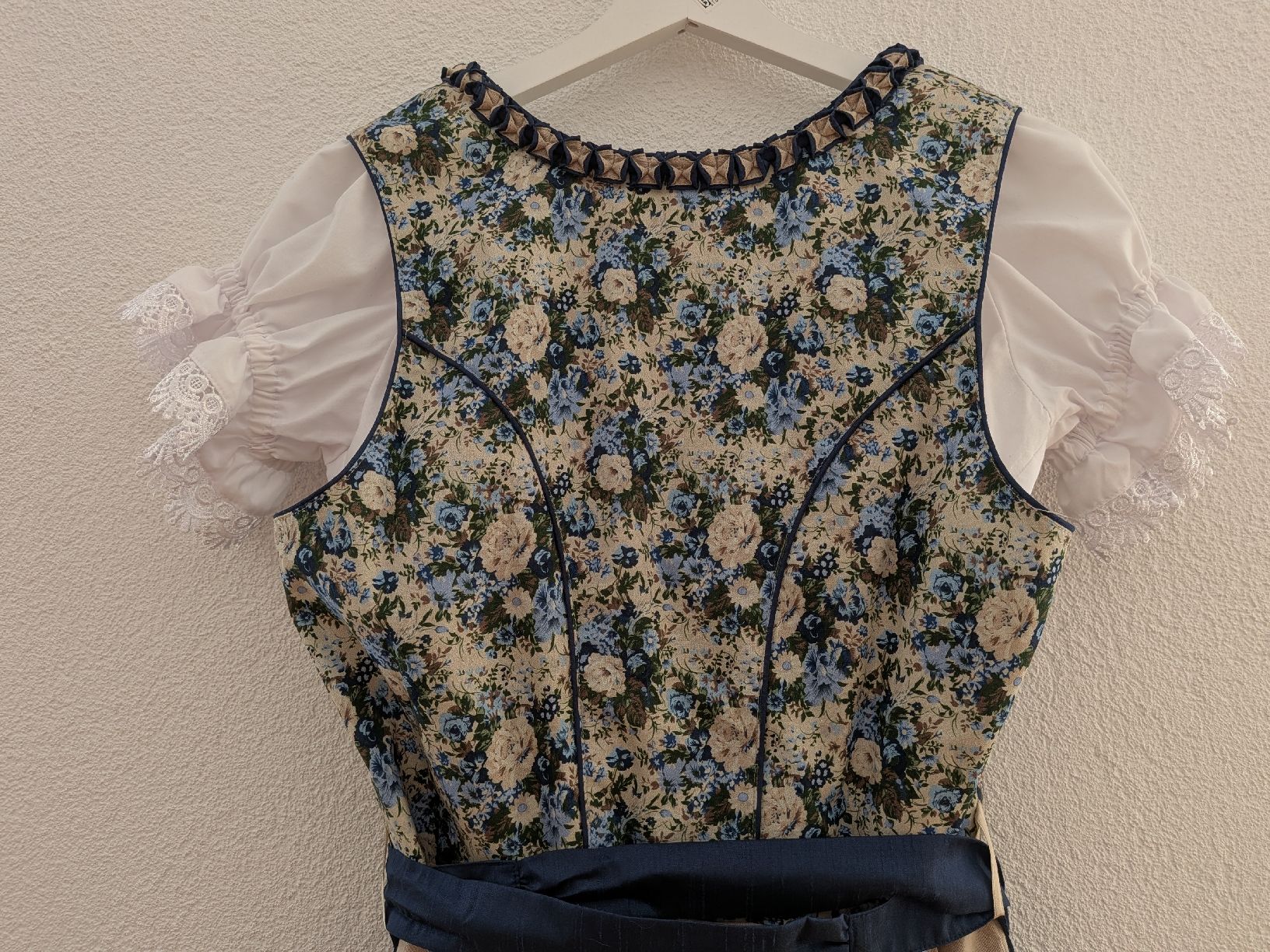 C&A Vestiti: Dirndl mit Bluse Gr. 42 – Nuovo (secondo la descrizione) da Läufelfingen venduto da cb90 4